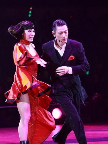 Lưu Đức Hoa lại khóc trong đêm diễn kỷ niệm - 13 Lưu Đức Hoa lại khóc trong đêm diễn kỷ niệm - 13