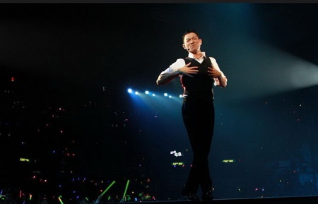 Lưu Đức Hoa lại khóc trong đêm diễn kỷ niệm - 12 Lưu Đức Hoa lại khóc trong đêm diễn kỷ niệm - 12