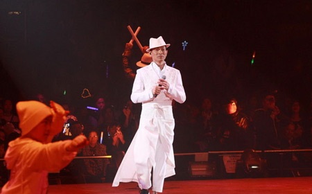 Lưu Đức Hoa lại khóc trong đêm diễn kỷ niệm - 14 Lưu Đức Hoa lại khóc trong đêm diễn kỷ niệm - 14