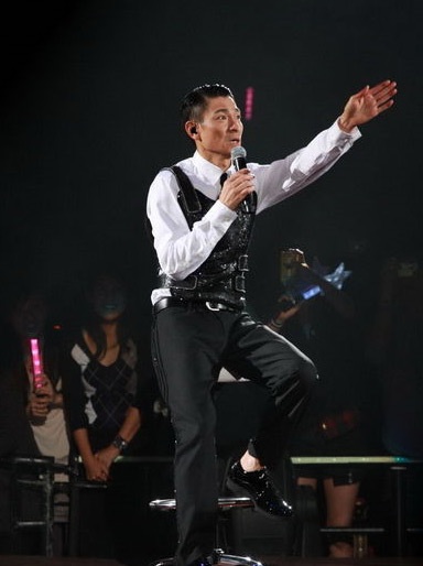 Lưu Đức Hoa lại khóc trong đêm diễn kỷ niệm - 9 Lưu Đức Hoa lại khóc trong đêm diễn kỷ niệm - 9