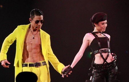 Lưu Đức Hoa lại khóc trong đêm diễn kỷ niệm - 8 Lưu Đức Hoa lại khóc trong đêm diễn kỷ niệm - 8