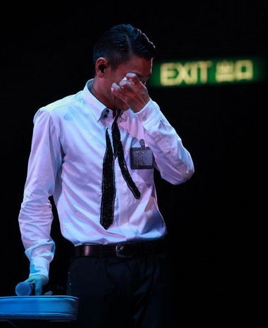 Lưu Đức Hoa lại khóc trong đêm diễn kỷ niệm - 2 Lưu Đức Hoa lại khóc trong đêm diễn kỷ niệm - 2