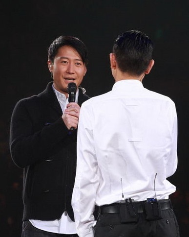 Lưu Đức Hoa lại khóc trong đêm diễn kỷ niệm - 16 Lưu Đức Hoa lại khóc trong đêm diễn kỷ niệm - 16