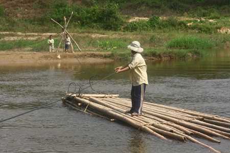 Trở lại nơi “phụ huynh lội sông đưa trẻ đến trường” - 1