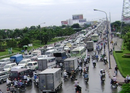 Xe tải lớn vẫn qua cầu Sài Gòn - 1