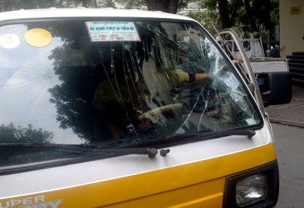 Hà Nội: Xe máy “đấu đầu” xe chở thư bên hồ Thiền Quang - 2 Hà Nội: Xe máy “đấu đầu” xe chở thư bên hồ Thiền Quang - 2