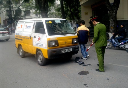 Hà Nội: Xe máy “đấu đầu” xe chở thư bên hồ Thiền Quang - 1 Hà Nội: Xe máy “đấu đầu” xe chở thư bên hồ Thiền Quang - 1