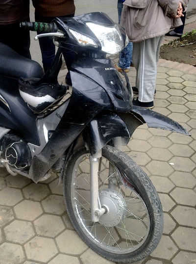 Hà Nội: Xe máy “đấu đầu” xe chở thư bên hồ Thiền Quang - 3 Hà Nội: Xe máy “đấu đầu” xe chở thư bên hồ Thiền Quang - 3