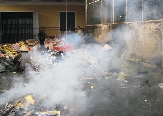 Tiêu huỷ gần 2 tấn hàng kém chất lượng, quá "đát" - 1