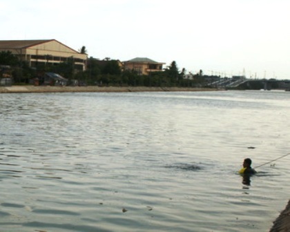 Rơi xuống kênh, 3 em nhỏ chết đuối - 1 Rơi xuống kênh, 3 em nhỏ chết đuối - 1