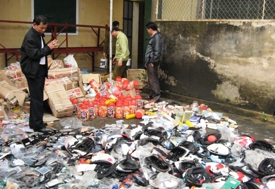 Tiêu huỷ gần 2 tấn hàng kém chất lượng, quá "đát" - 2