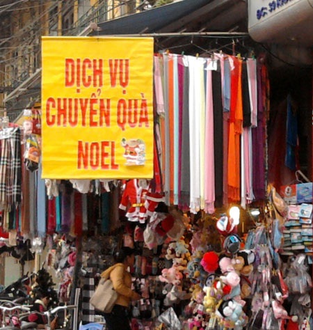 Giá tăng, quà Việt “chiếm lĩnh” thị trường Noel - 2 Giá tăng, quà Việt “chiếm lĩnh” thị trường Noel - 2