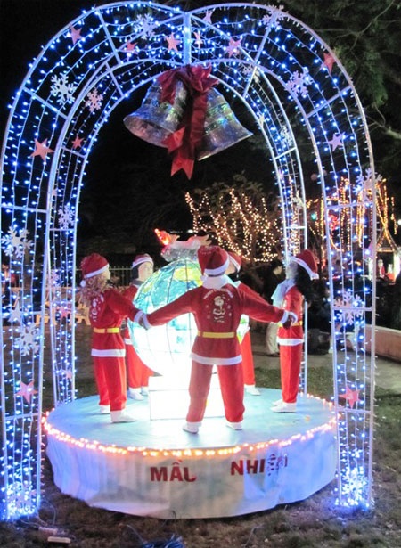 Giá tăng, quà Việt “chiếm lĩnh” thị trường Noel - 4 Giá tăng, quà Việt “chiếm lĩnh” thị trường Noel - 4