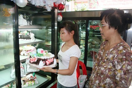 Giá tăng, quà Việt “chiếm lĩnh” thị trường Noel - 3 Giá tăng, quà Việt “chiếm lĩnh” thị trường Noel - 3