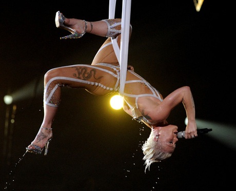 Những bộ đồ gây sốc của năm 2010 - 7