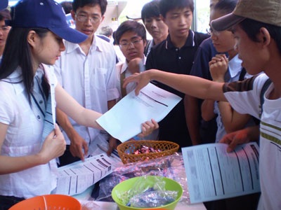 Xôn xao “chợ” lao động thời vụ cuối năm - 1 Xôn xao “chợ” lao động thời vụ cuối năm - 1