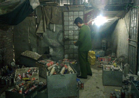 “Rùng mình” đột kích xưởng sang chiết ga trái phép - 1