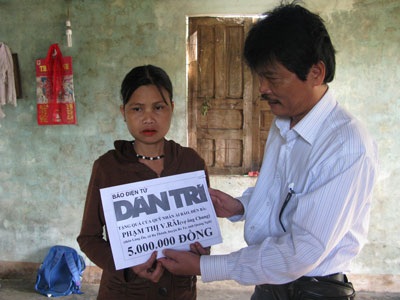 Trao quà bạn đọc đến chị Phạm Thị V’Rãi - 1 Trao quà bạn đọc đến chị Phạm Thị V’Rãi - 1