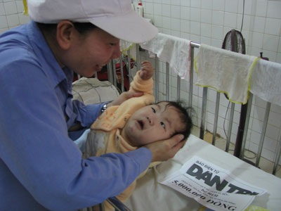 Bé Rơi đã được đặt tên là Nhân Hậu - 1