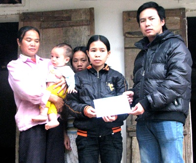 Cô Trần Thị Thanh tiếp tục nhận quà bạn đọc  - 1