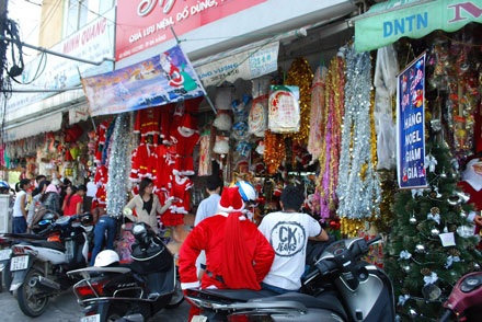 Dòng người đổ ra đường đón Giáng sinh sớm - 18 Dòng người đổ ra đường đón Giáng sinh sớm - 18
