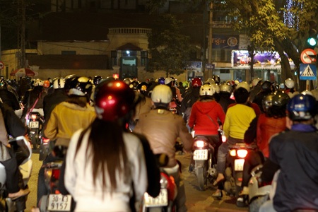 Hàng vạn người chen chân đến nhà thờ đón Noel  - 8