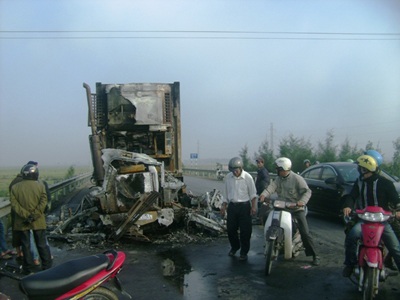 Xe container bốc cháy kinh hoàng khi đang lưu thông  - 2