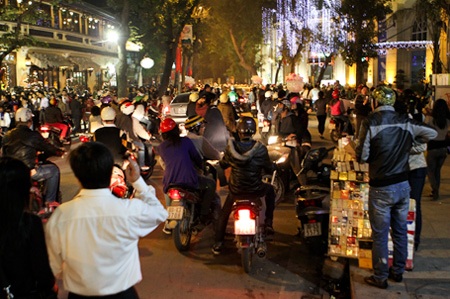 Hàng vạn người chen chân đến nhà thờ đón Noel  - 11