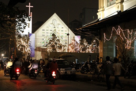 Hàng vạn người chen chân đến nhà thờ đón Noel  - 6