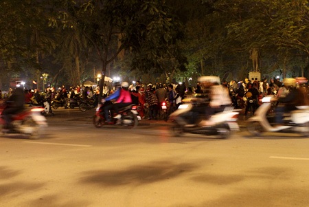 Hàng vạn người chen chân đến nhà thờ đón Noel  - 7