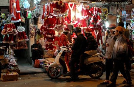 Hàng vạn người chen chân đến nhà thờ đón Noel  - 9