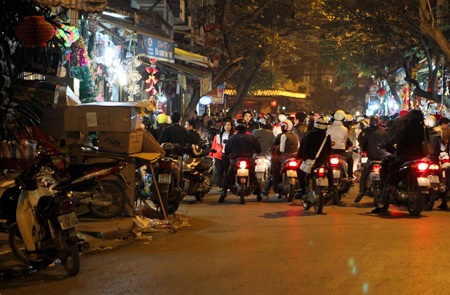 Hàng vạn người chen chân đến nhà thờ đón Noel  - 10