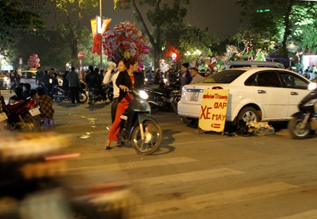 Hàng vạn người chen chân đến nhà thờ đón Noel  - 12