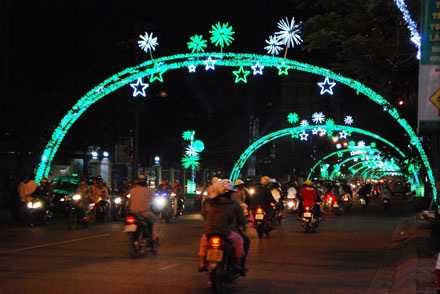 Dòng người đổ ra đường đón Giáng sinh sớm - 14 Dòng người đổ ra đường đón Giáng sinh sớm - 14