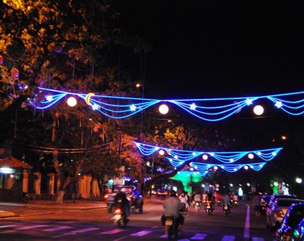 Dòng người đổ ra đường đón Giáng sinh sớm - 16 Dòng người đổ ra đường đón Giáng sinh sớm - 16