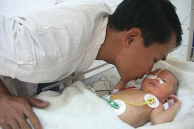 Nhờ tấm lòng hảo tâm, em bé có nhịp tim chậm đã lên bàn mổ - 2 Nhờ tấm lòng hảo tâm, em bé có nhịp tim chậm đã lên bàn mổ - 2