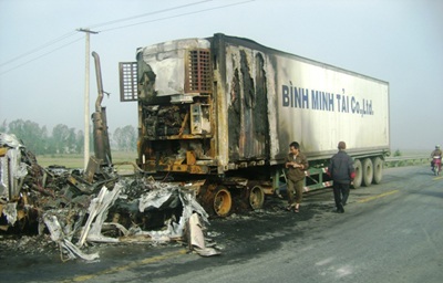 Xe container bốc cháy kinh hoàng khi đang lưu thông  - 1