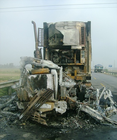 Xe container bốc cháy kinh hoàng khi đang lưu thông  - 3