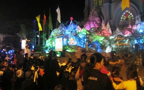 Hàng vạn người chen chân đến nhà thờ đón Noel  - 26