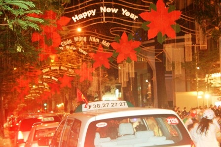 Dòng người đổ ra đường đón Giáng sinh sớm - 1
