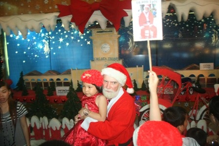 Dòng người đổ ra đường đón Giáng sinh sớm - 9