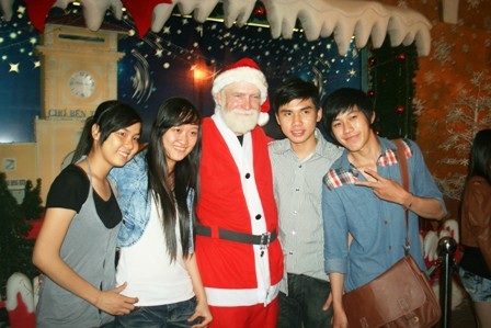 Dòng người đổ ra đường đón Giáng sinh sớm - 10