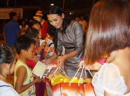 Dòng người đổ ra đường đón Giáng sinh sớm - 11