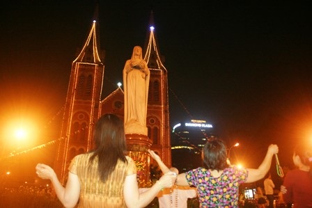 Dòng người đổ ra đường đón Giáng sinh sớm - 12