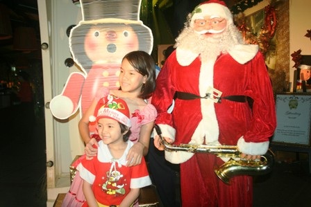 Dòng người đổ ra đường đón Giáng sinh sớm - 3