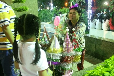 Dòng người đổ ra đường đón Giáng sinh sớm - 4