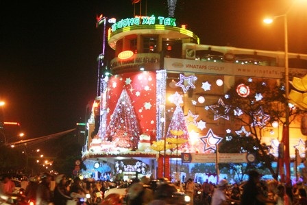 Dòng người đổ ra đường đón Giáng sinh sớm - 7