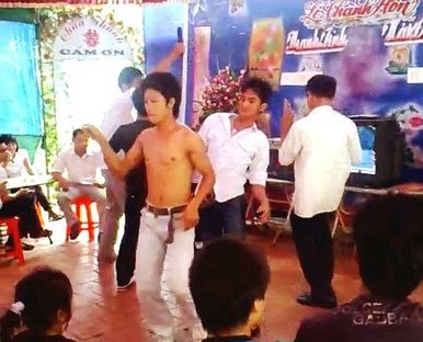 Khi đám cưới quê biến thành… vũ trường - 1 Khi đám cưới quê biến thành… vũ trường - 1