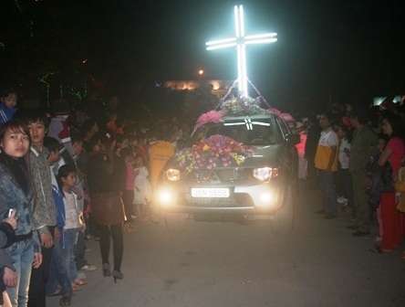 Hàng vạn người chen chân đến nhà thờ đón Noel  - 22