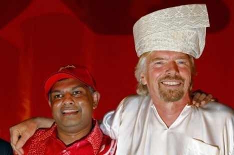 Tỷ phú nổi tiếng đi dọn toilet vì thua cá cược - 3